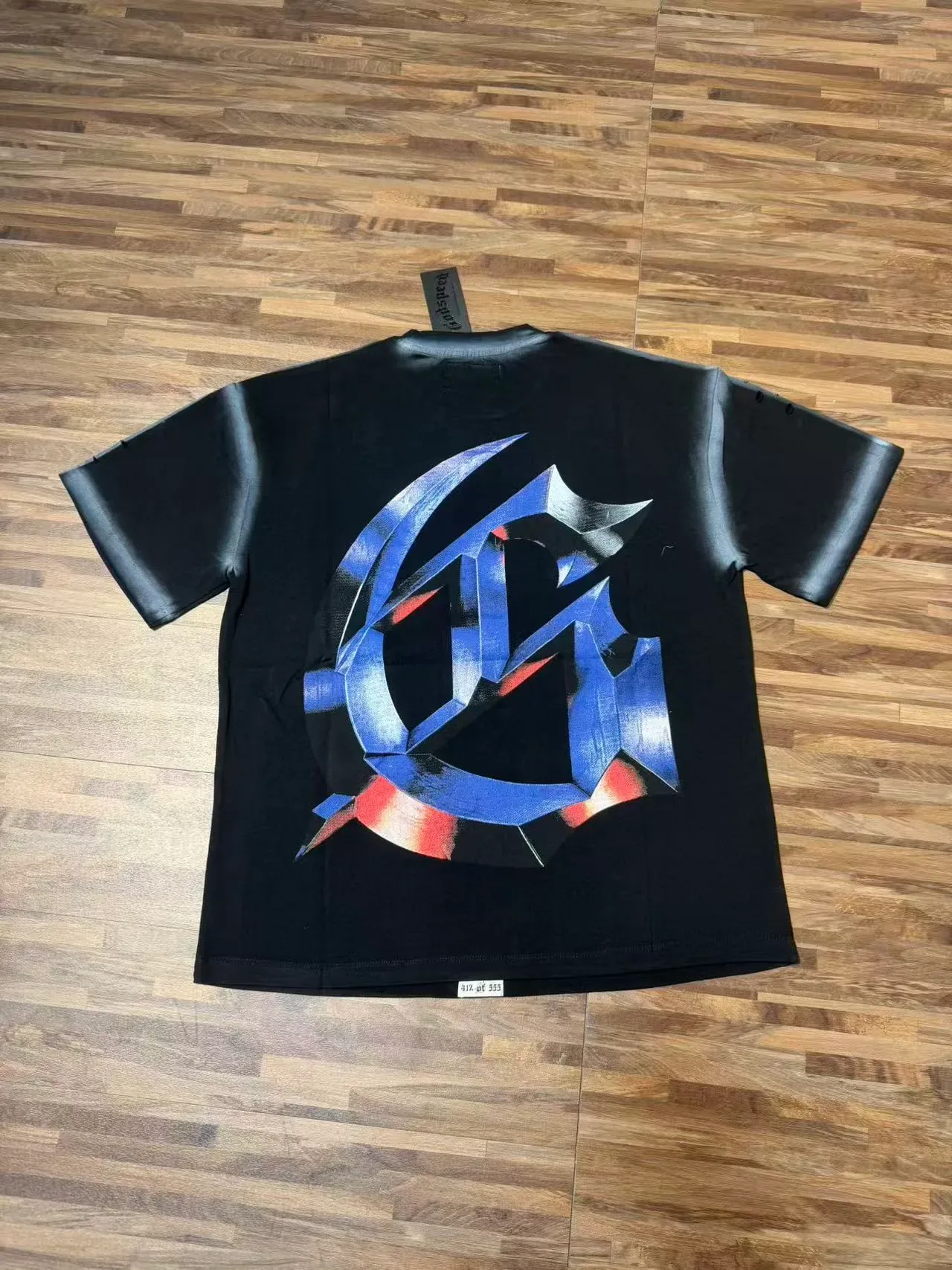 Camiseta Godspeed preta multicolorida com estampa gráfica e mangas desgastadas 7