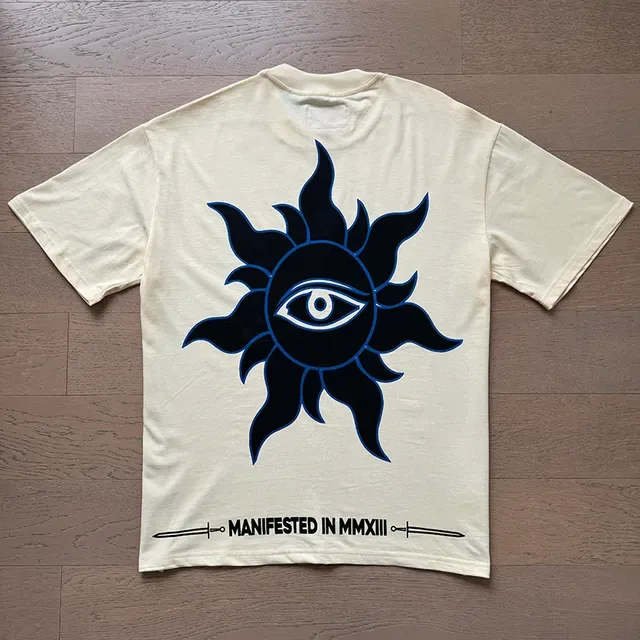 Camiseta Godspeed estampado gráfico color crema 7