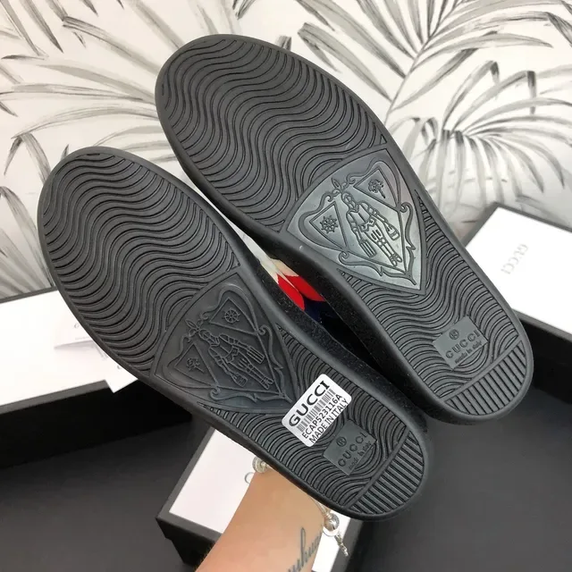 Gucci Ace Sneakers Lifestyle de Couro Preto com Bordado de Abelha e Estrela 2