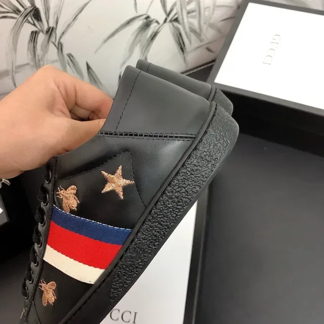 Gucci Ace Sneakers Lifestyle de Couro Preto com Bordado de Abelha e Estrela 3