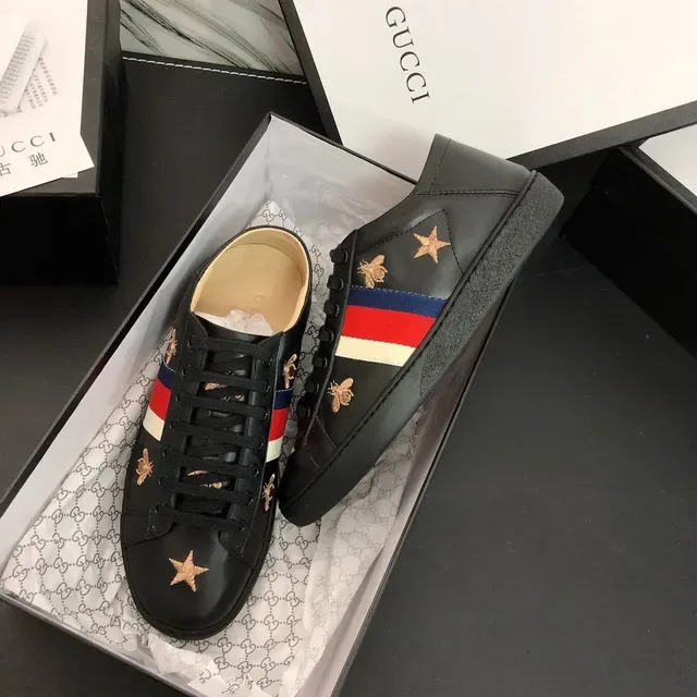 Gucci Ace Sneakers Lifestyle de Couro Preto com Bordado de Abelha e Estrela 4