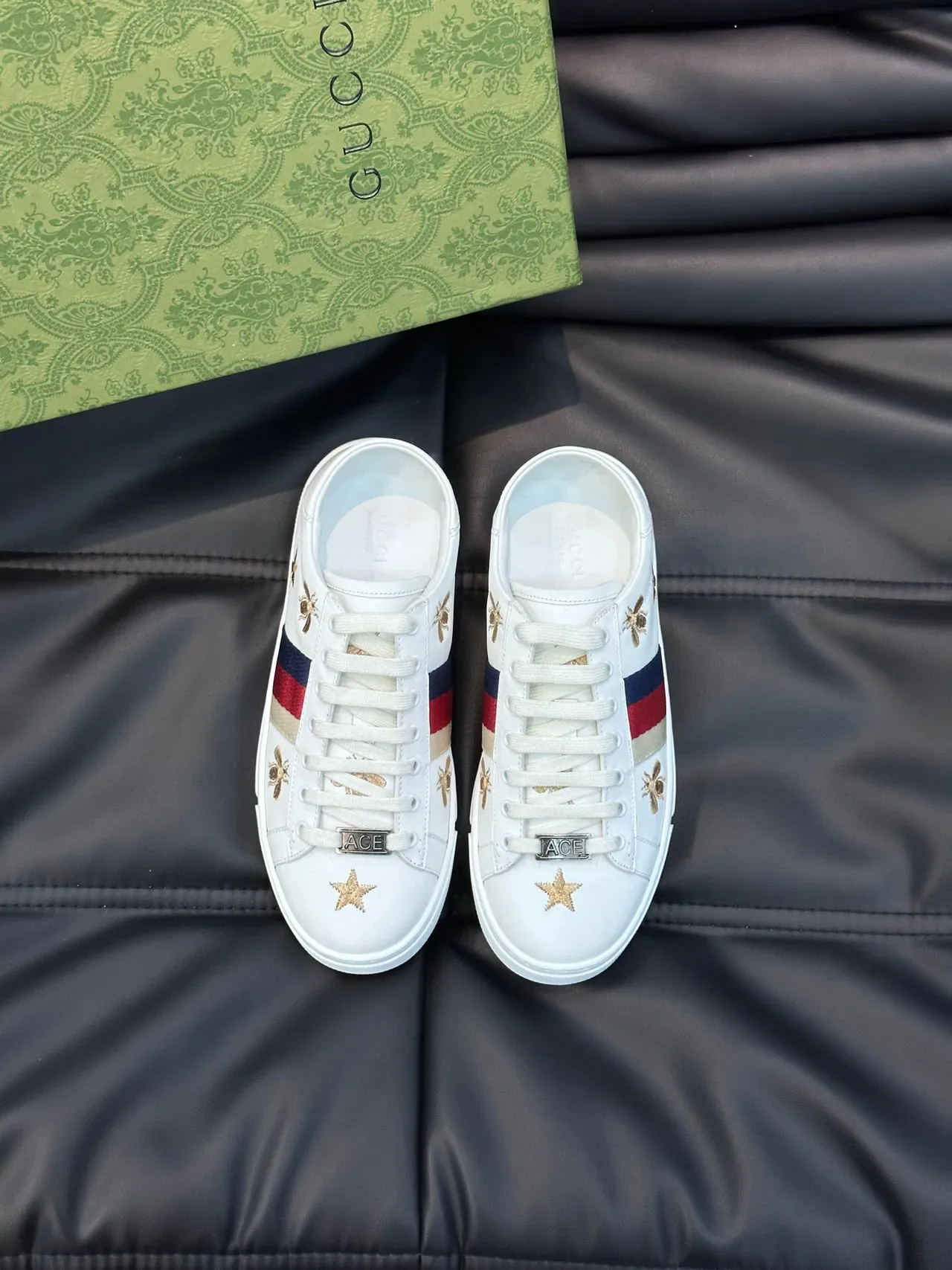 Gucci Ace Sneakers Lifestyle Blancs en Cuir avec Broderie d'Abeille et Étoile 2