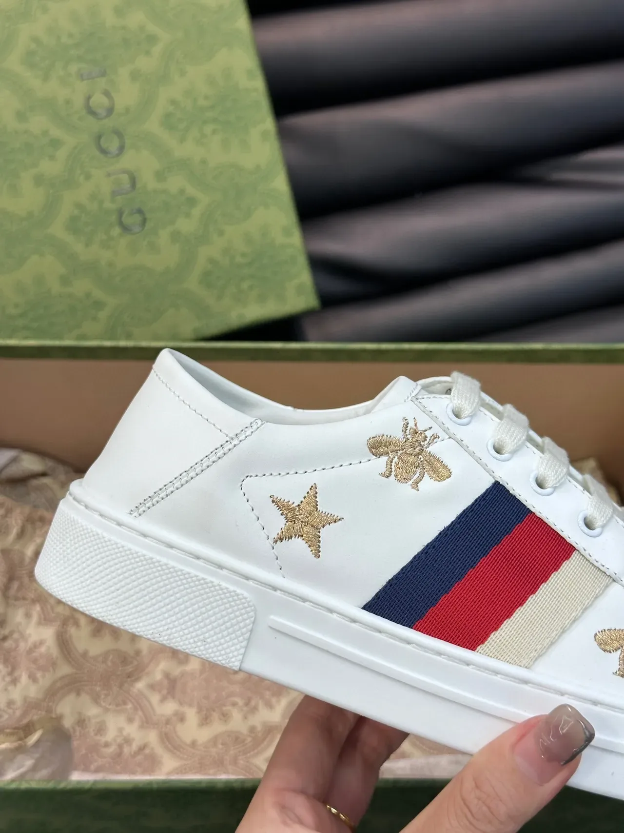 Gucci Ace Sneakers Lifestyle Blancs en Cuir avec Broderie d'Abeille et Étoile 6