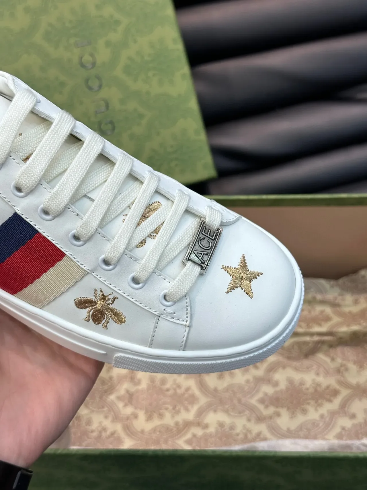 Gucci Ace Sneakers Lifestyle Blancs en Cuir avec Broderie d'Abeille et Étoile 7