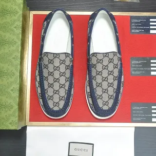 Gucci भूरा नेवी GG मॉनोग्राम कैनवास चमड़े की किनारा लोफर