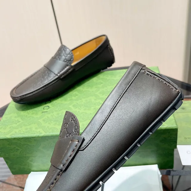 Gucci noir et beige embossé GG monogram penny strap loafer 4