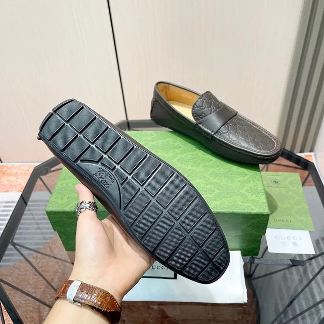 Gucci noir et beige embossé GG monogram penny strap loafer 9