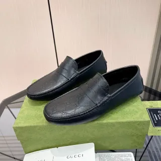 Gucci काली एम्बॉस्ड GG मॉनोग्राम पेनी स्ट्रैप लोअफर