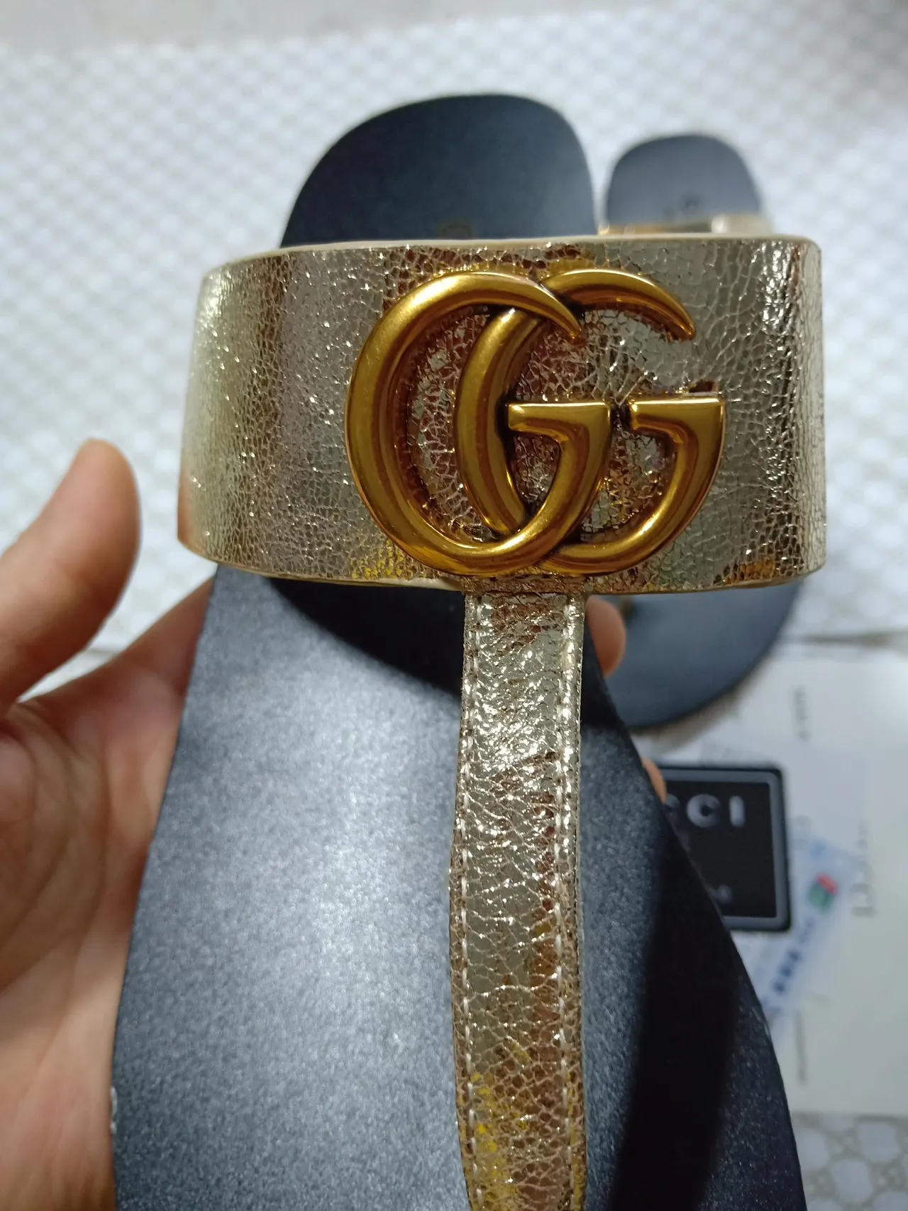 Gucci Preto Dourado Interlocking GG Fivela metálica Tira texturizada metálica Sandálias casual 5