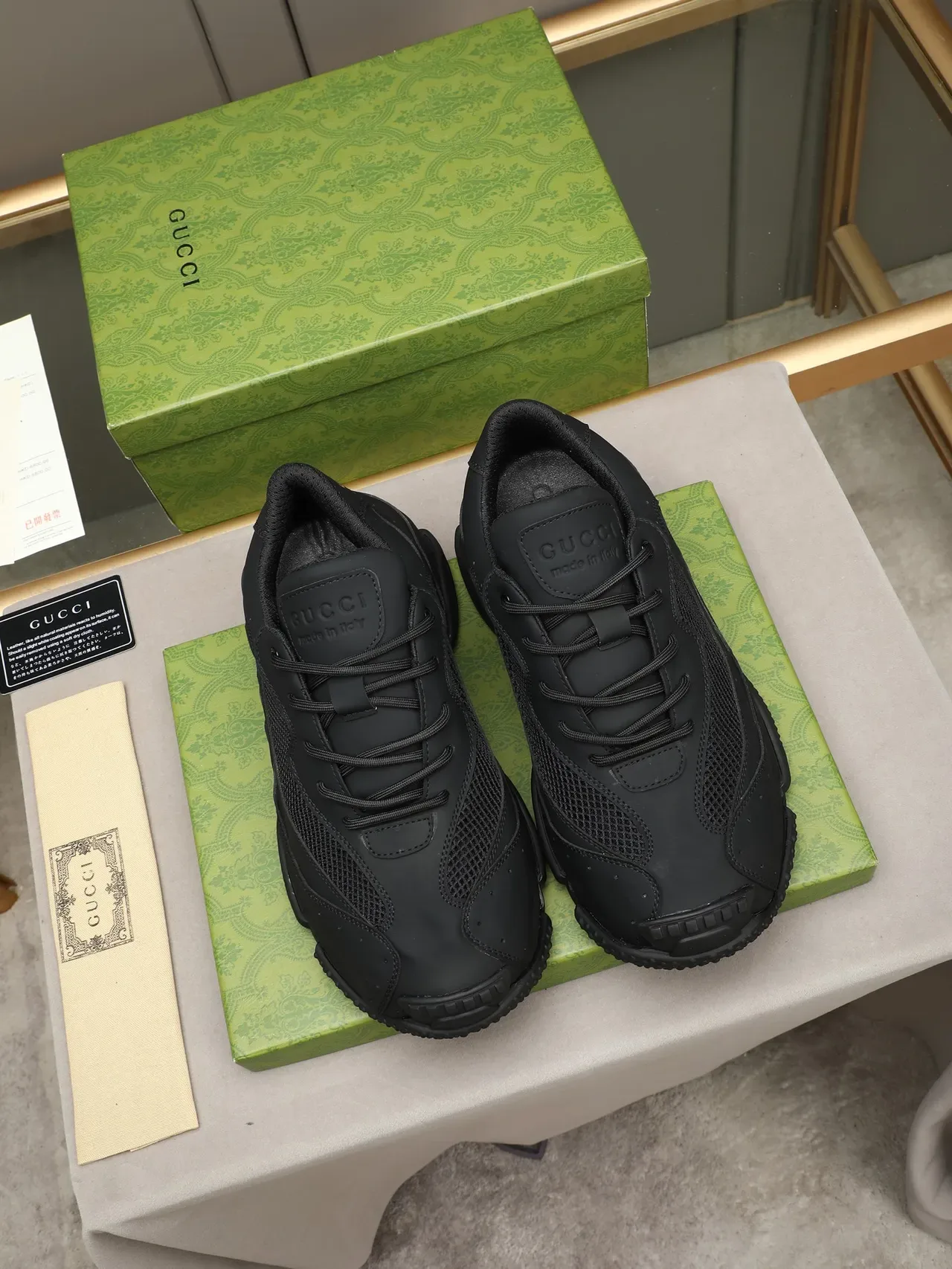 Gucci ब्लैक गोल्ड स्कल्प्टेड सोल परफोरेटेड लेदर चंकी स्नीकर्स 2