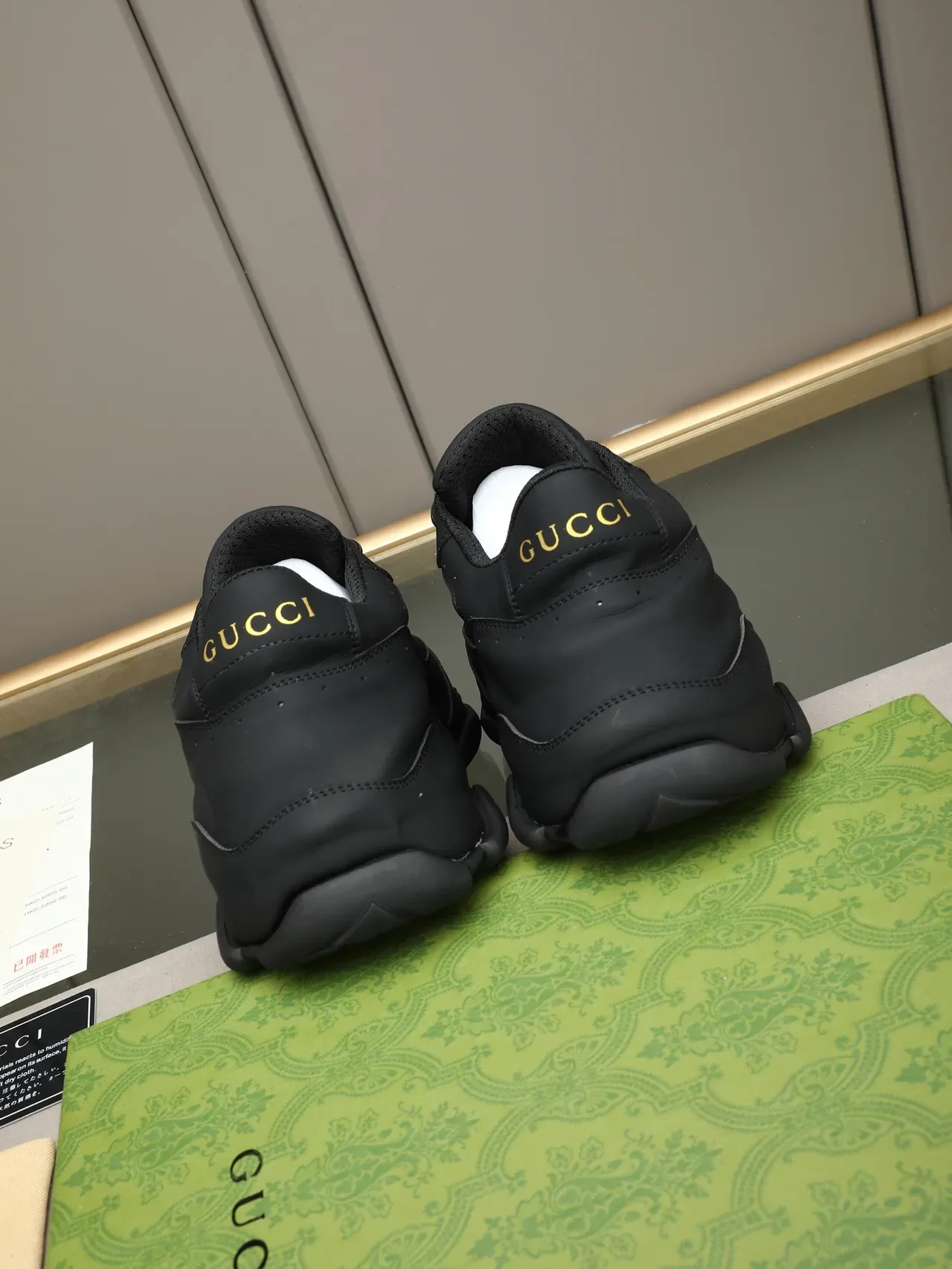 Gucci ब्लैक गोल्ड स्कल्प्टेड सोल परफोरेटेड लेदर चंकी स्नीकर्स 3