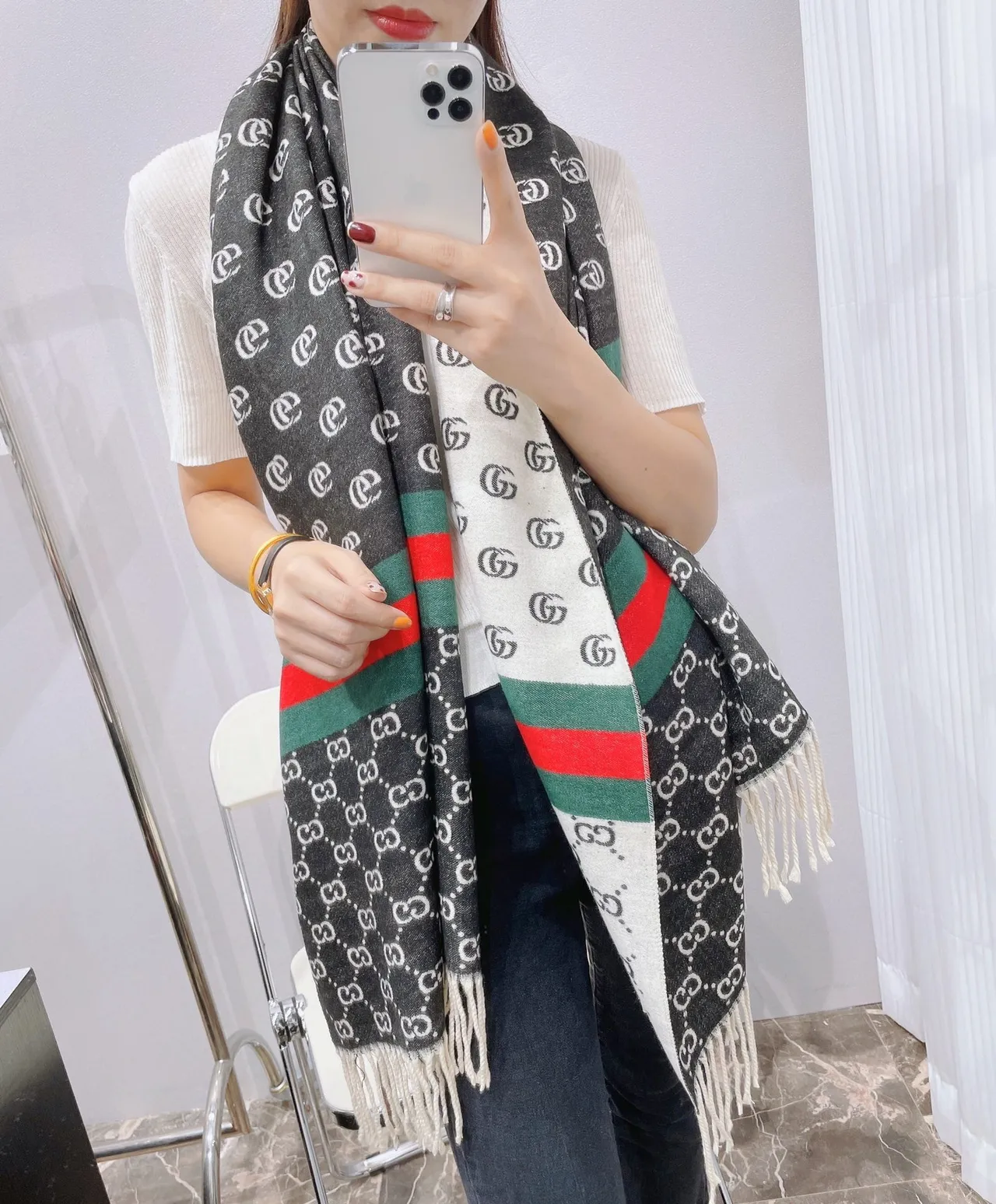 Gucci Écharpe en Cachemire Noir Multicolore avec Bande de Rayures Imprimée GG Monogram 1