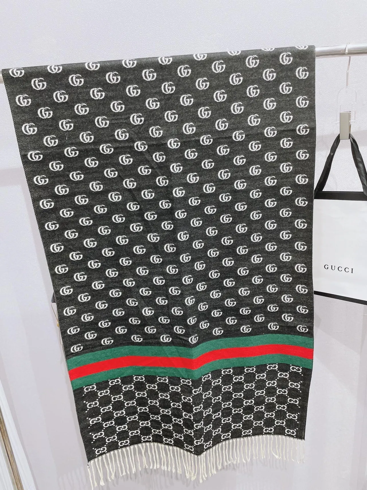 Gucci Écharpe en Cachemire Noir Multicolore avec Bande de Rayures Imprimée GG Monogram 4
