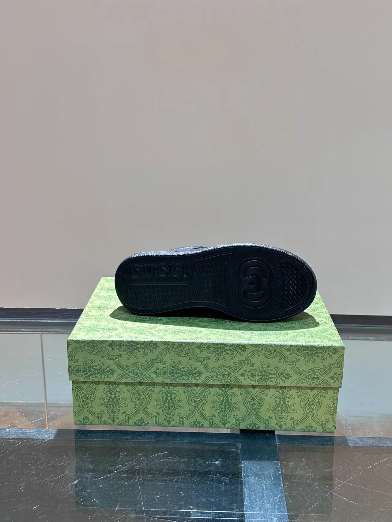 Gucci Zapatillas Lifestyle con Suela Plataforma Negra y Panel Monograma GG Iridiscente 2