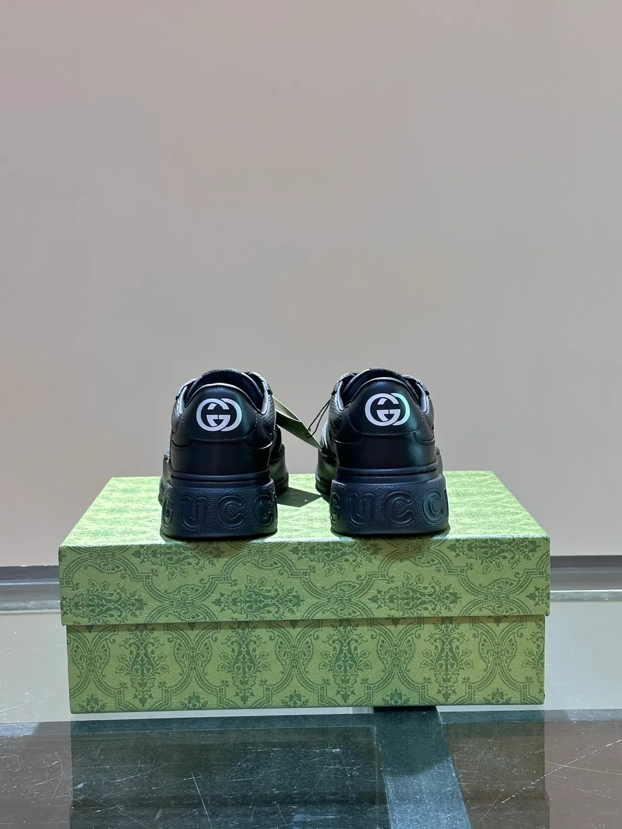 Gucci Zapatillas Lifestyle con Suela Plataforma Negra y Panel Monograma GG Iridiscente 4