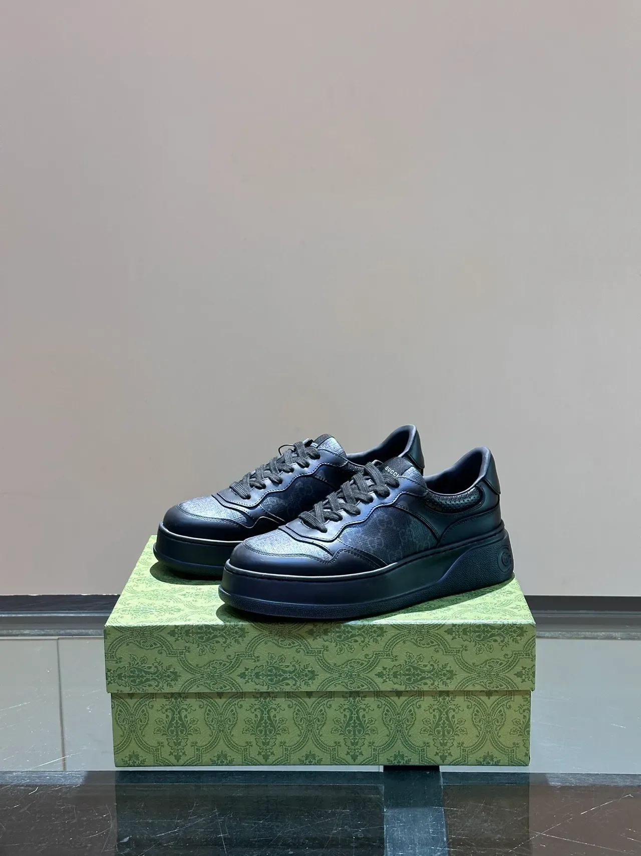 Gucci Zapatillas Lifestyle con Suela Plataforma Negra y Panel Monograma GG Iridiscente 5