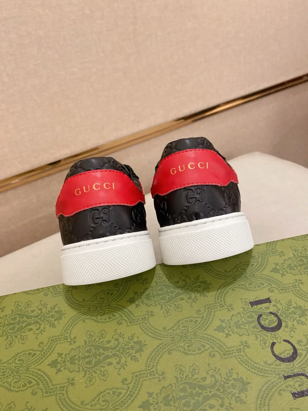 Gucci Sneakers Noir Rouge GG-Embossed Cuir Daim Cap Toe Lifestyle 3