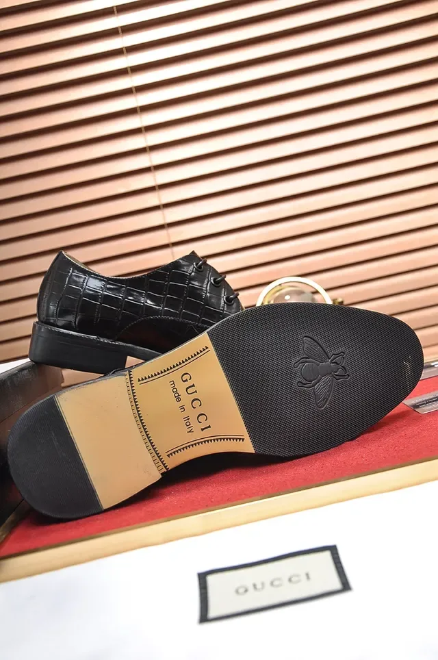 Gucci Chaussures Oxford Noir en Cuir Patenté avec Embossage Crocodile 3