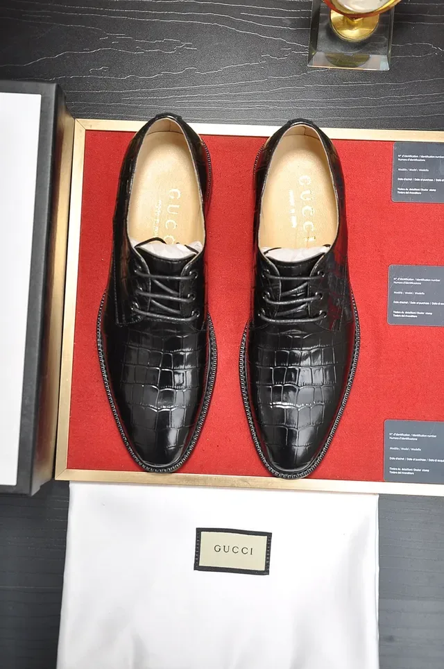 Gucci Chaussures Oxford Noir en Cuir Patenté avec Embossage Crocodile 5