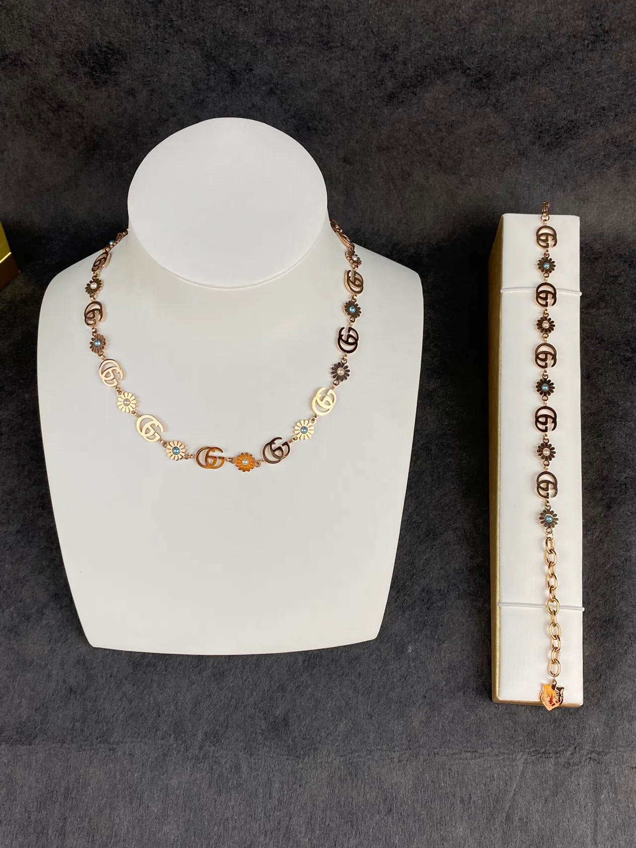 Gucci Daisy Interlocking G and Daisy Charm Necklace 2