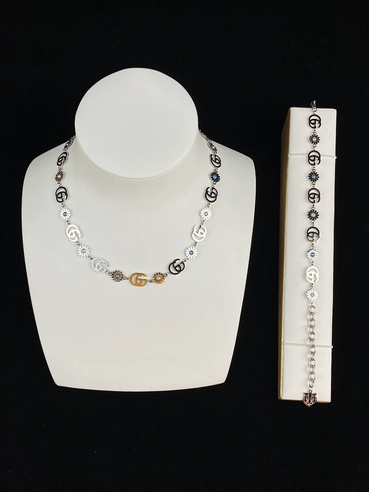 Gucci Daisy Interlocking G and Daisy Charm Necklace 5