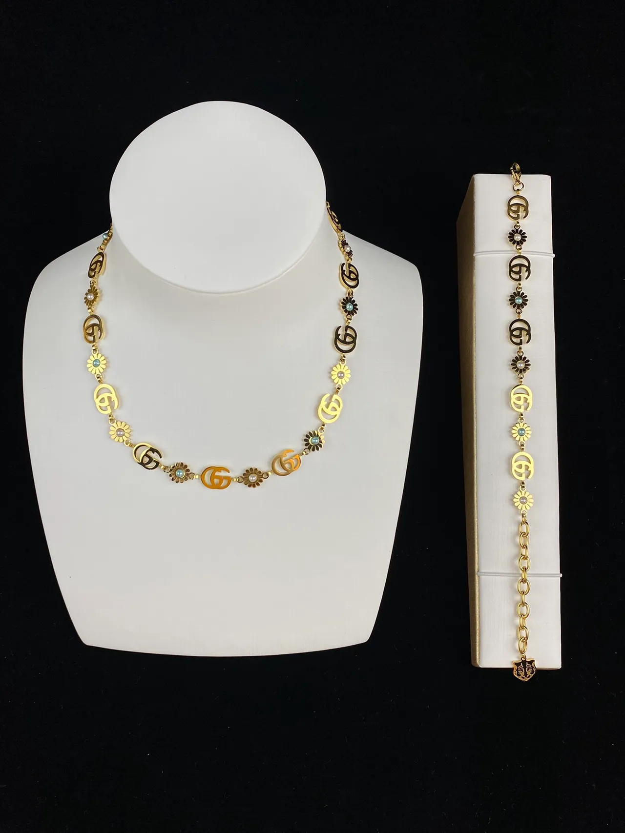 Gucci Daisy Interlocking G and Daisy Charm Necklace 8