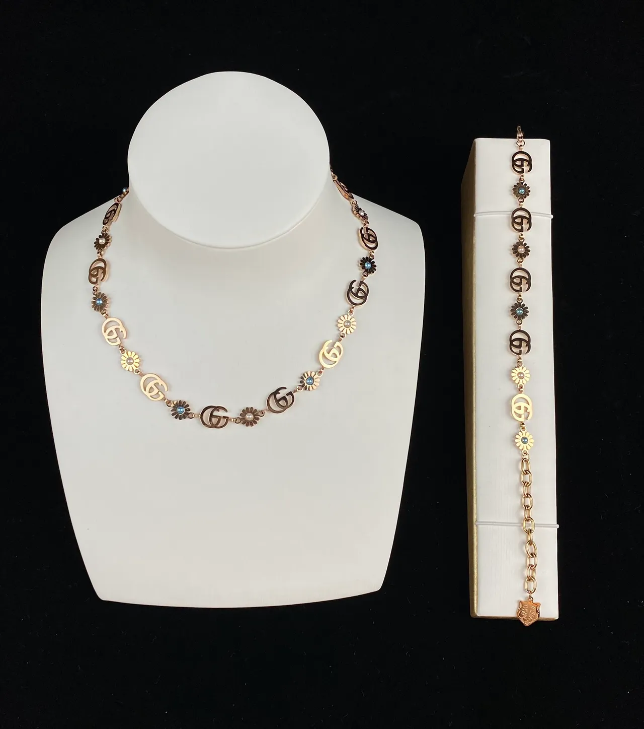 Gucci Daisy Interlocking G and Daisy Charm Necklace 9