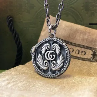 قلادة Gucci Dionysus Winged GG فضة مكسدة ميداليون