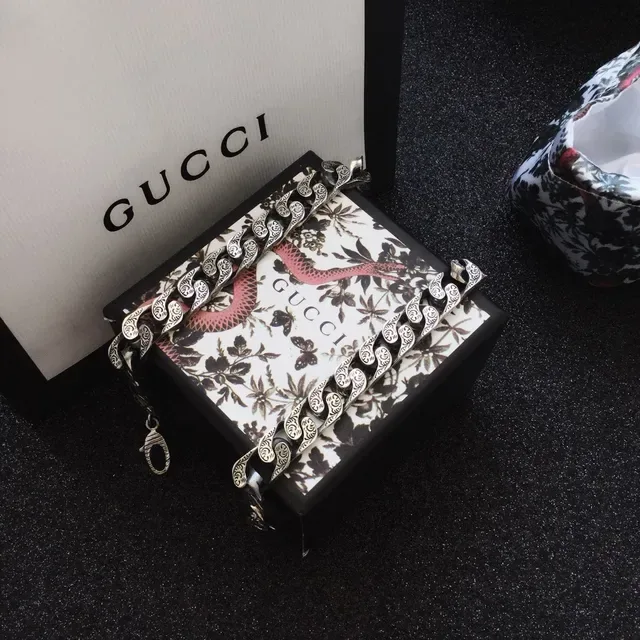Gucci Double G Engraved Curb Chain Bracelet 3