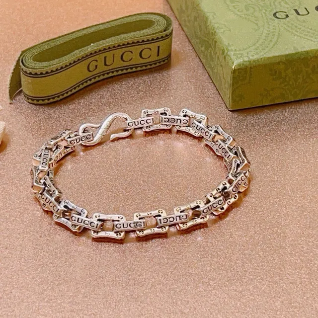 Gucci Bracelet Chaîne avec Logo Gravé 5