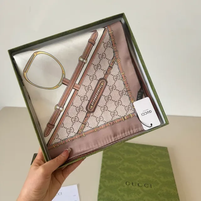 Gucci Cachecol de Seda com Motivo Equestre 4