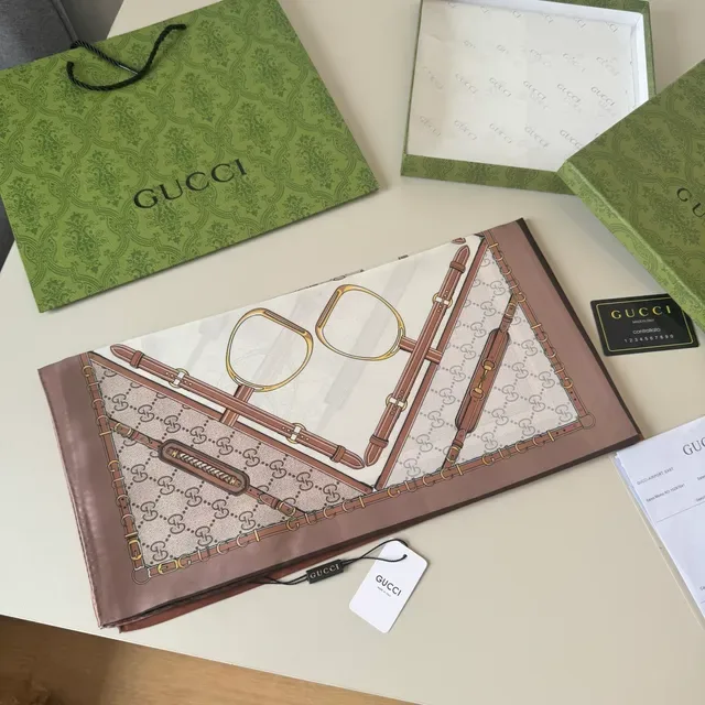 Gucci Cachecol de Seda com Motivo Equestre 5