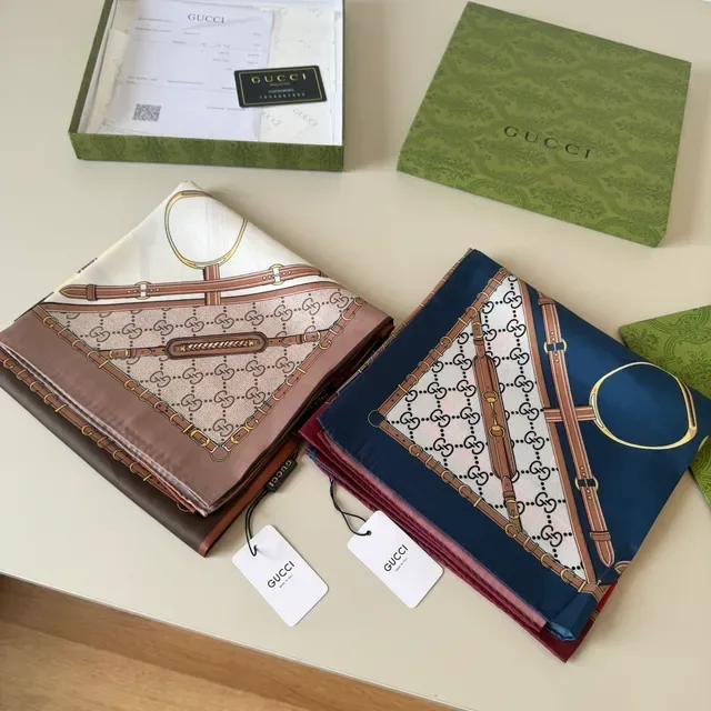 Gucci Cachecol de Seda com Motivo Equestre 8