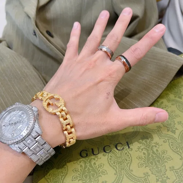 Anel Gucci Cinza e Dourado Rosa de Faixa Larga Facetado 2