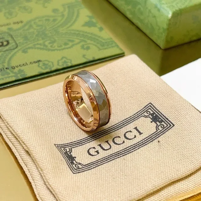 Anel Gucci Cinza e Dourado Rosa de Faixa Larga Facetado 3