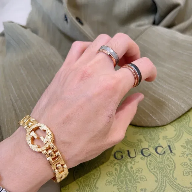 Anel Gucci Cinza e Dourado Rosa de Faixa Larga Facetado 5