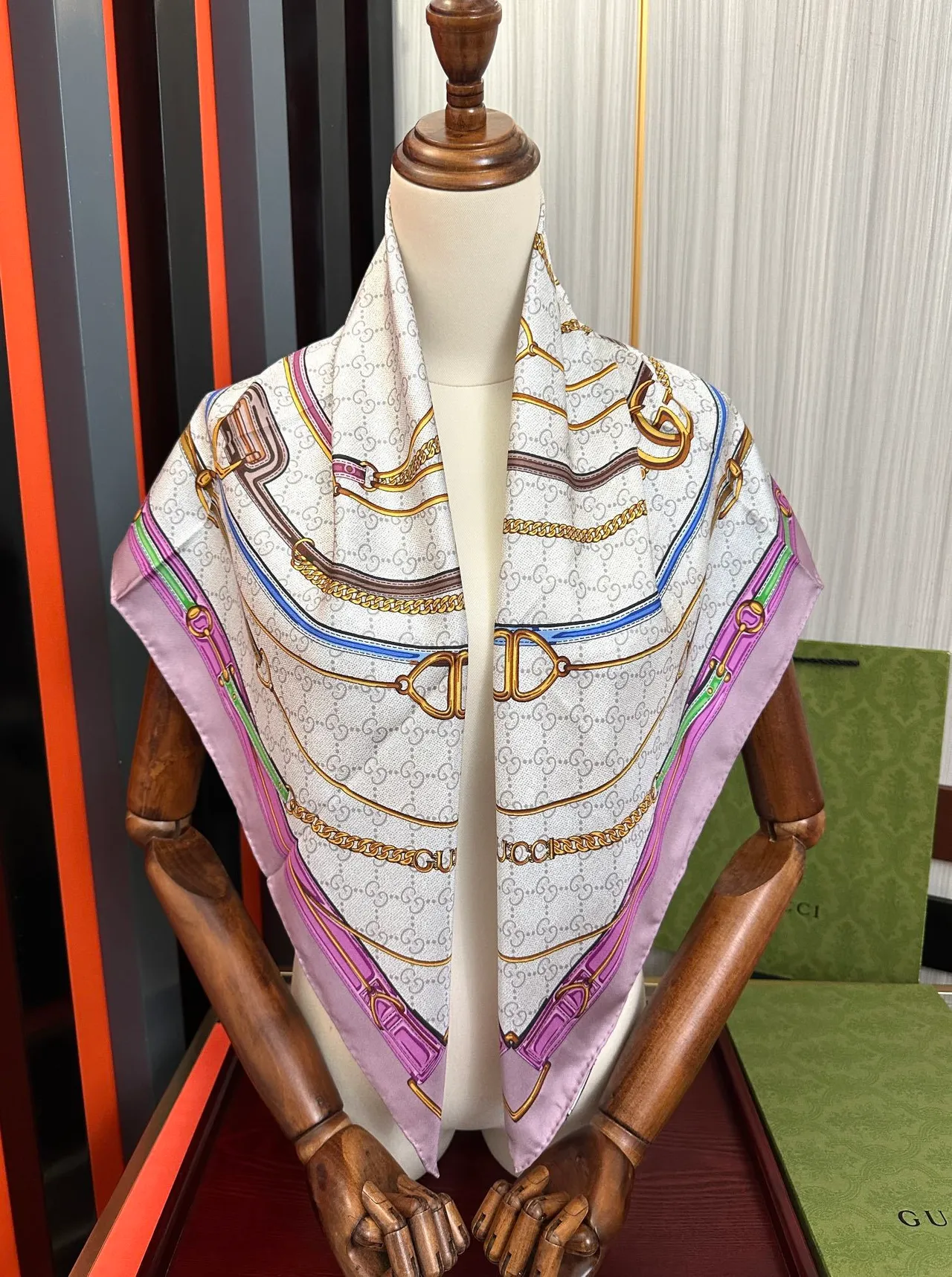 Gucci GG Marmont بني وردي مربع interlocking G Monogram وشاح حرير 2