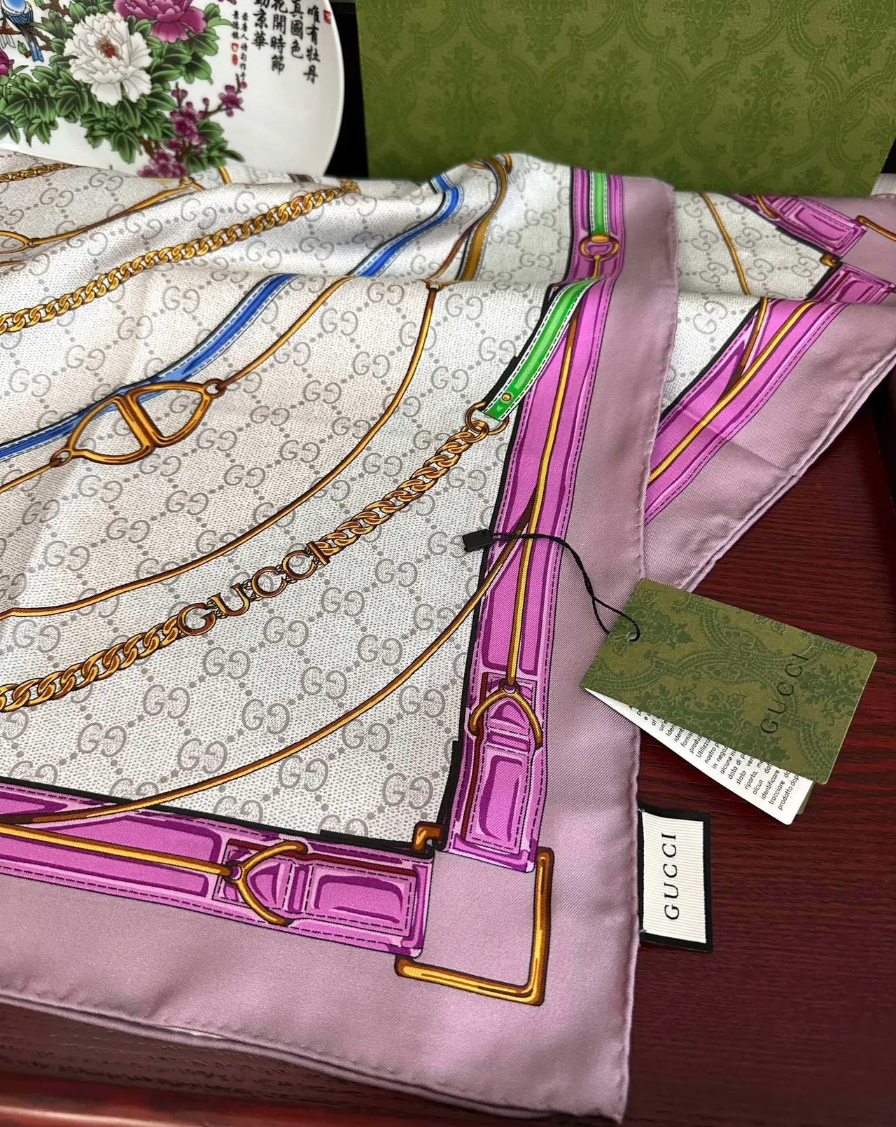 Gucci GG Marmont بني وردي مربع interlocking G Monogram وشاح حرير 4