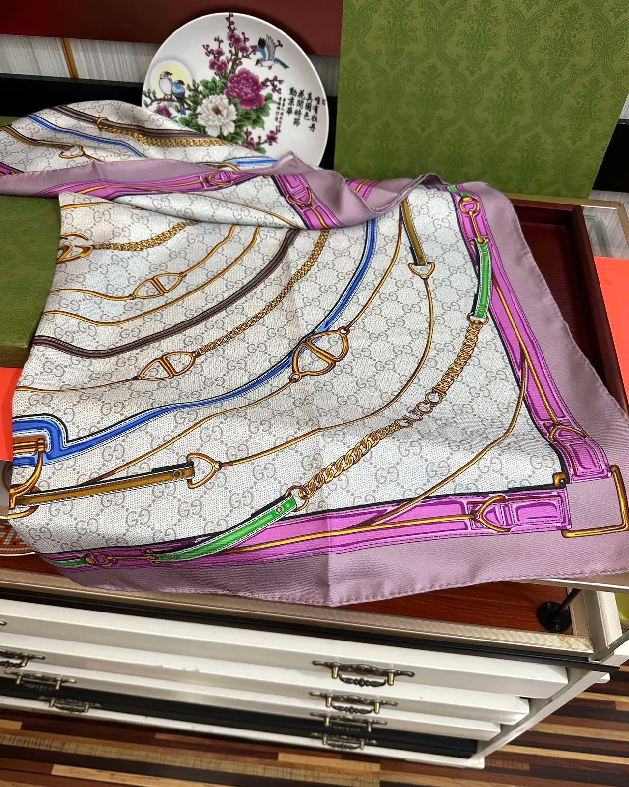Gucci GG Marmont بني وردي مربع interlocking G Monogram وشاح حرير 7
