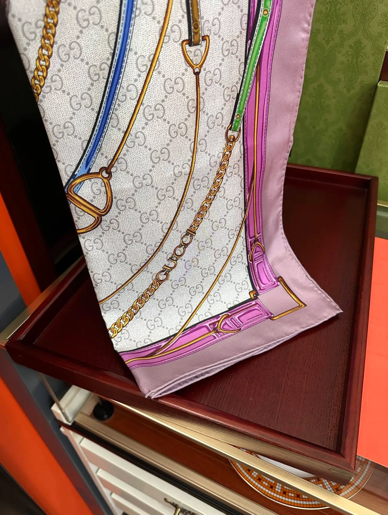 Gucci GG Marmont بني وردي مربع interlocking G Monogram وشاح حرير 8