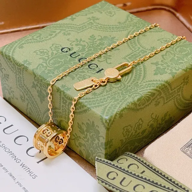 Gucci GG Marmont Colar com Corrente Dourada e Pingente Cilíndrico 8