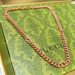 Gucci GG Marmont قلادة سلسلة كيرب ذهبية ميداليونات G متشابكة