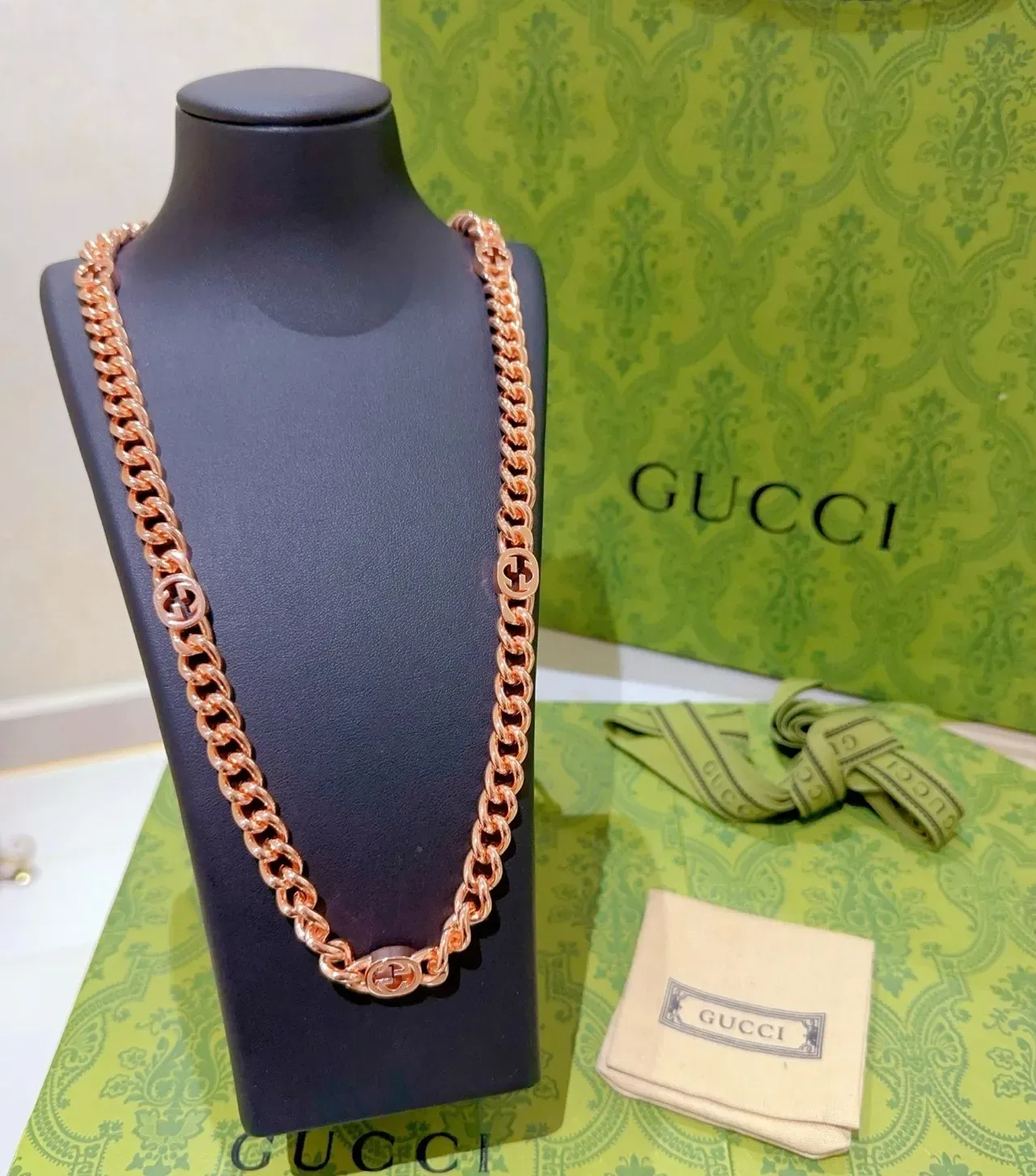 Gucci GG Marmont Collar Cadena Curb de Oro con Medallones Interlocking G 3