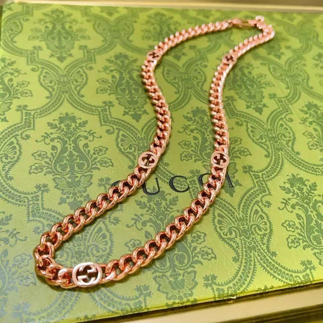Gucci GG Marmont Collar Cadena Curb de Oro con Medallones Interlocking G 4