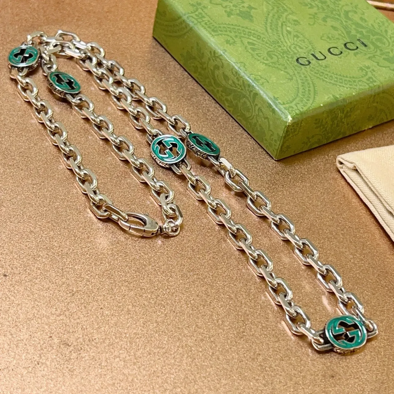Collier Gucci GG Marmont Vert Chaîne Argentée Charm Esmalté 3