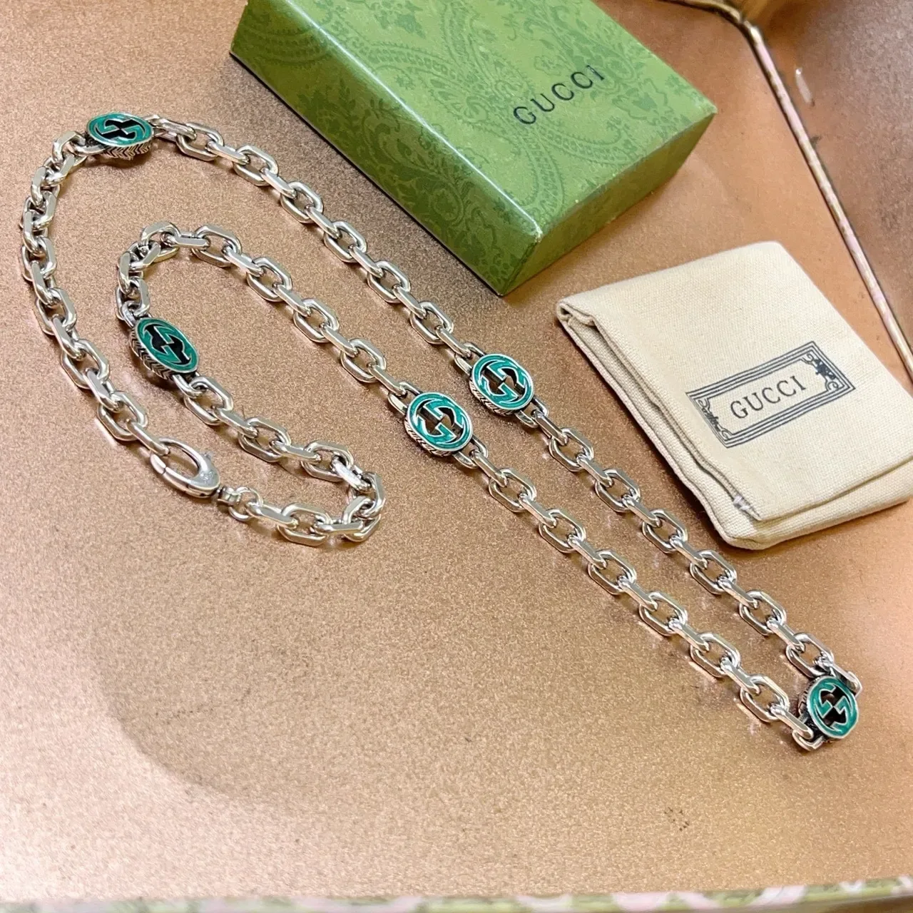 Collier Gucci GG Marmont Vert Chaîne Argentée Charm Esmalté 4