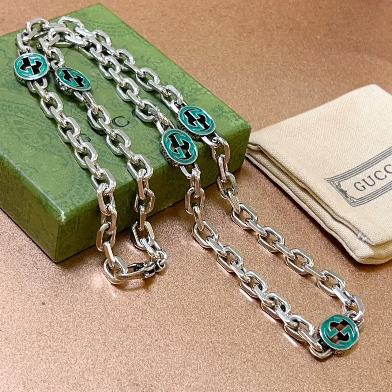 Collier Gucci GG Marmont Vert Chaîne Argentée Charm Esmalté 6