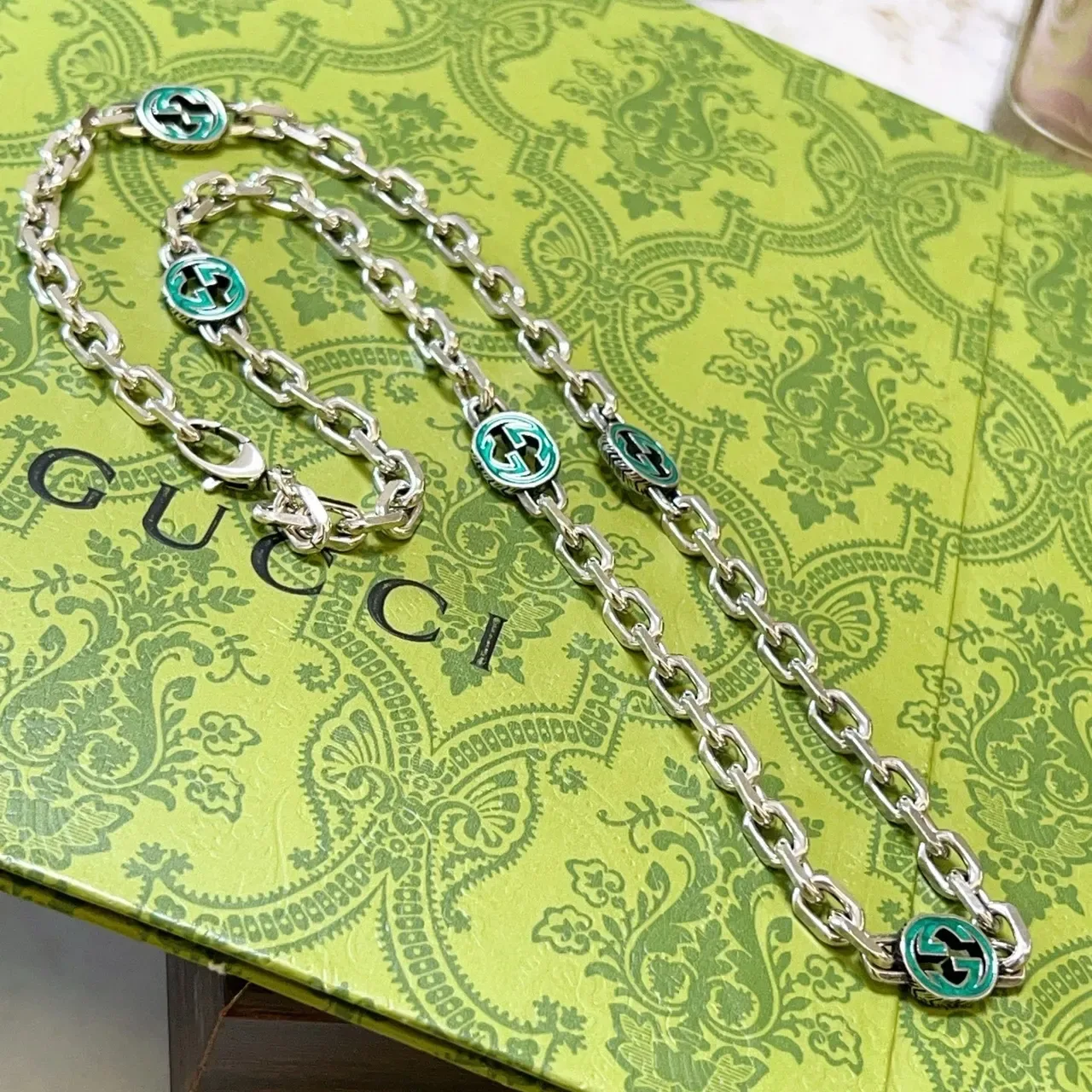 Collier Gucci GG Marmont Vert Chaîne Argentée Charm Esmalté 7