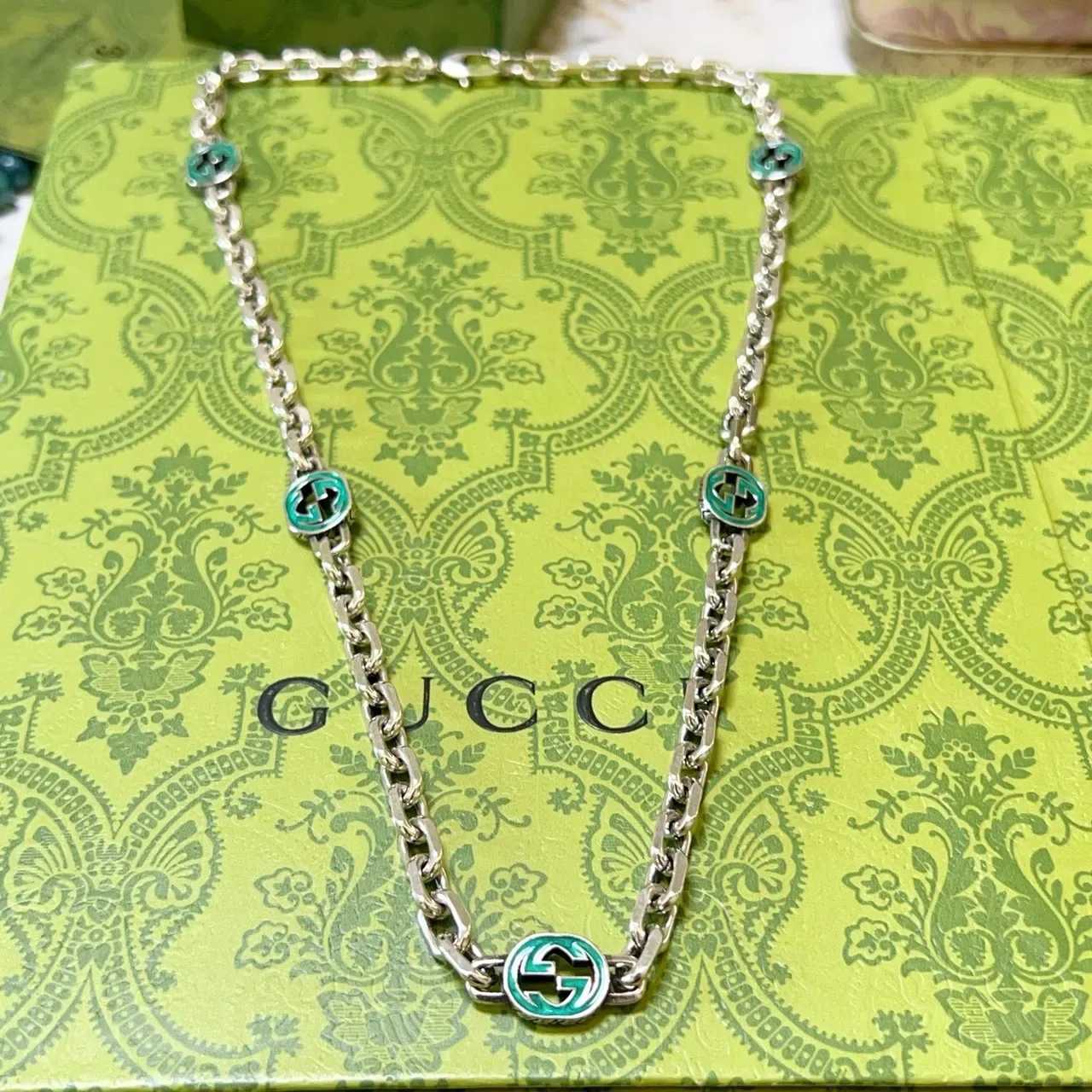 Collier Gucci GG Marmont Vert Chaîne Argentée Charm Esmalté 9