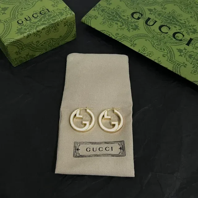 Gucci GG Marmont Interlocking G Boucles d'oreilles à anneau en émail doré 5